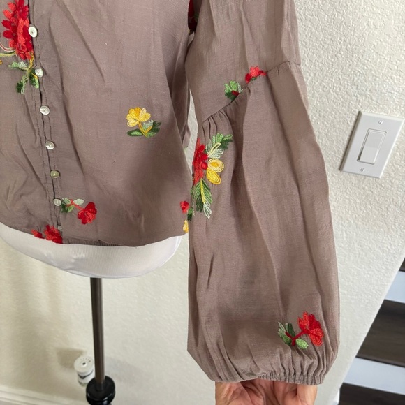 Fig and Flower Anthropologie Taupe Blouse with Vibrant Floral Embroidery - Picture 7 of 12